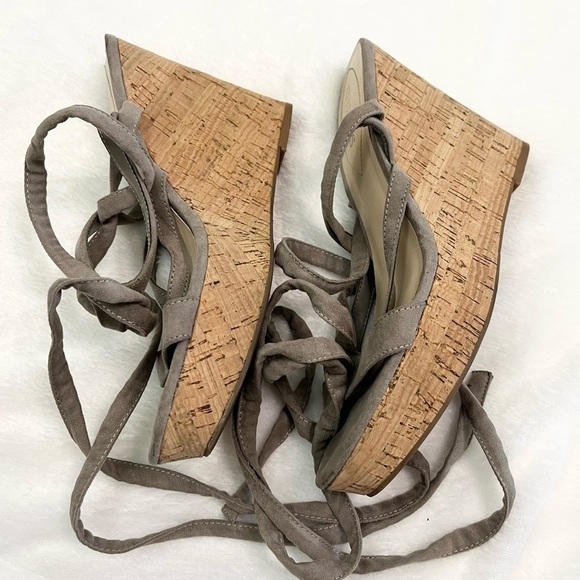 Guess Treacy Suede Wedge Heel Lace Up Sandal Women’s Size 9 - Picture 8 of 8